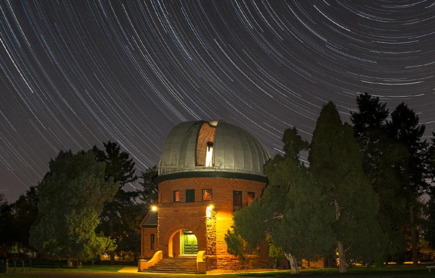 张伯伦天文台，天文台公园里的一个天文观测台，映衬着夜空. 